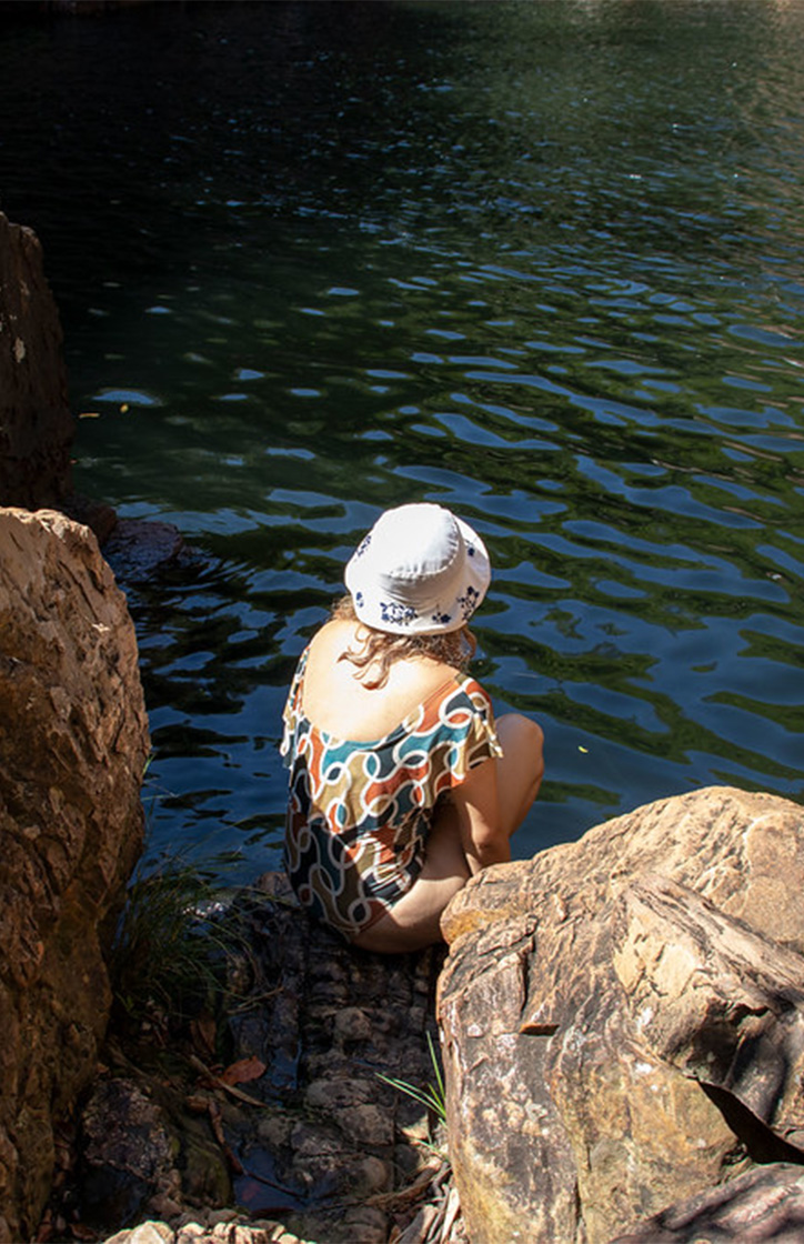 fernanda na cachoeira