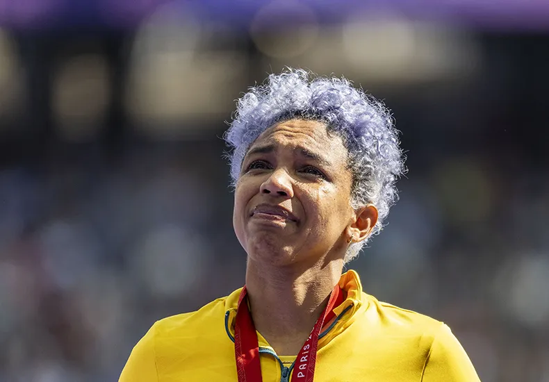 Keyla Barros no pódio celebrando com a medalha nos Jogos Paralímpicos de Paris 2024