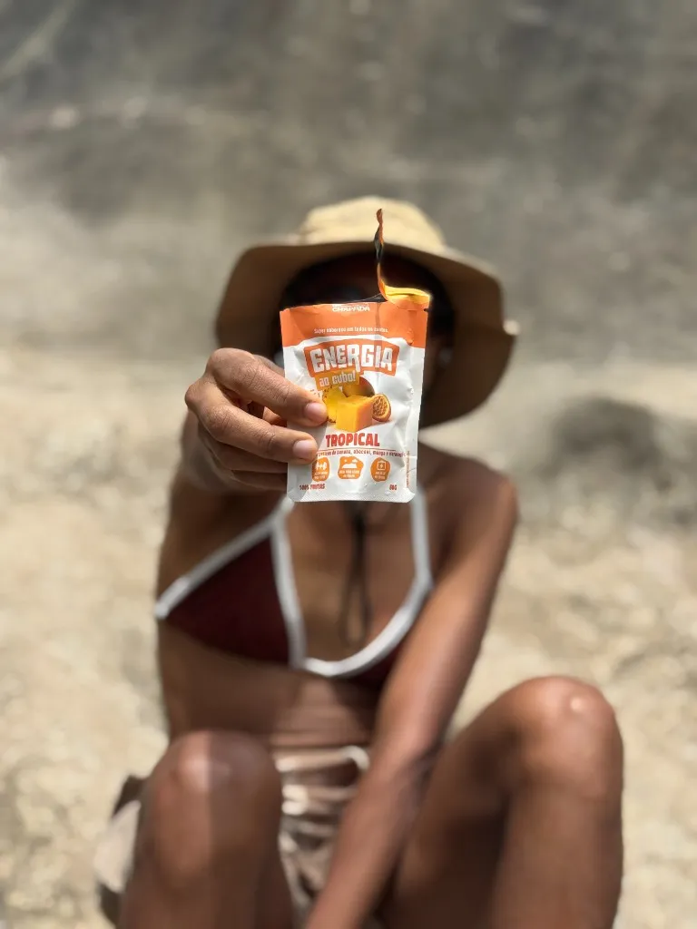 Keyla Barros segurando Cubinho Tropical Da Chapada ao ar livre na natureza